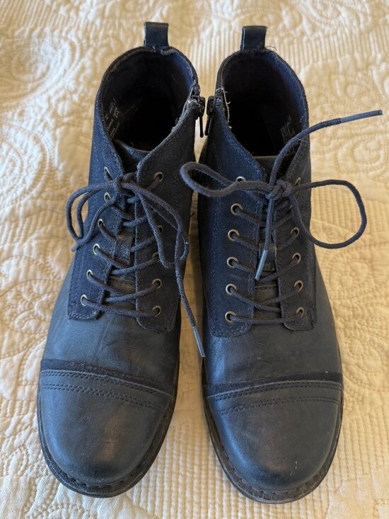 Clarks Shoes - Clarks Collection soft cushion classic black lace-up ankle boots. Size 9